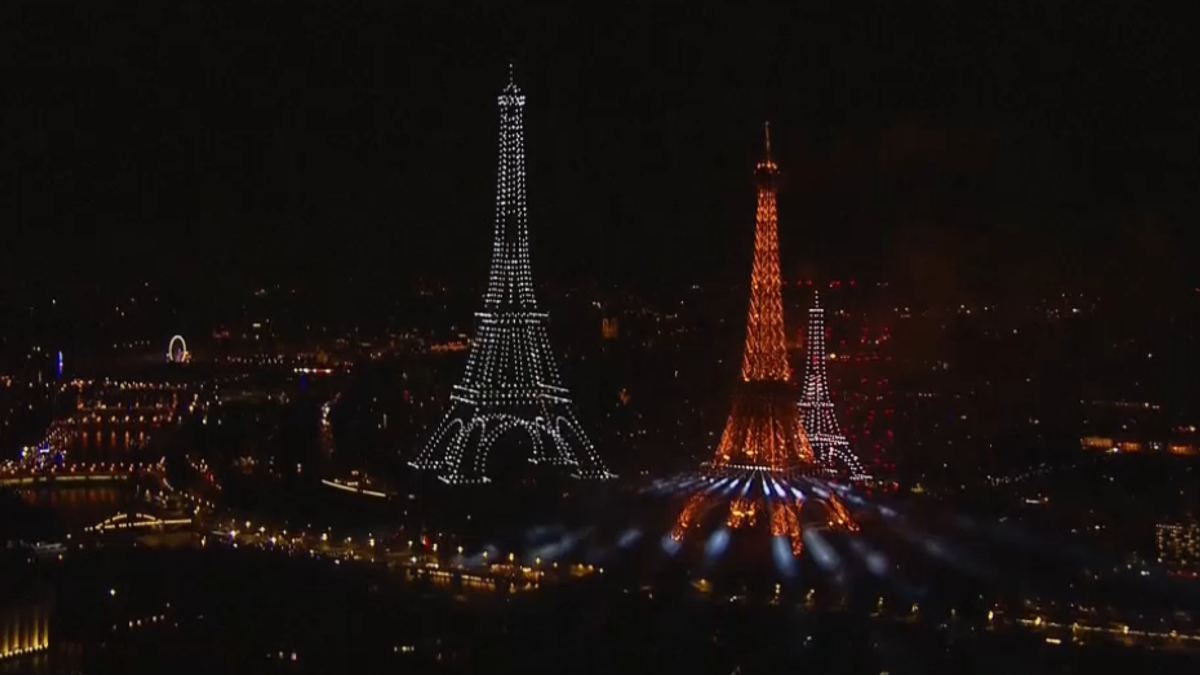 Droni e fuochi d'artificio illuminano la Tour Eiffel per il Giorno della Bastiglia