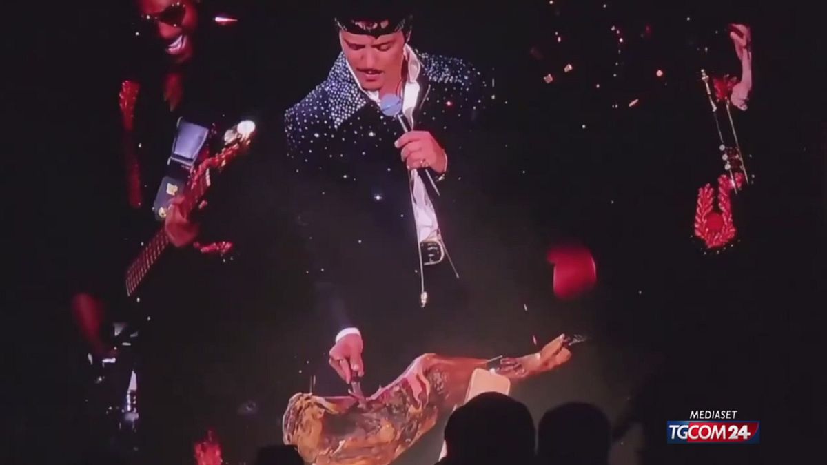 Madrid, Bruno Mars interrompe il concerto per affettare del prosciutto spagnolo
