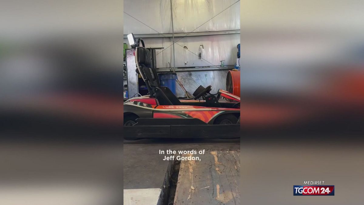 Mamdani arriva in go-kart a una conferenza stampa