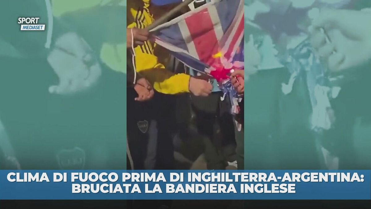 Bruciata la bandiera inglese: clima infuocato prima di Inghilterra-Argentina