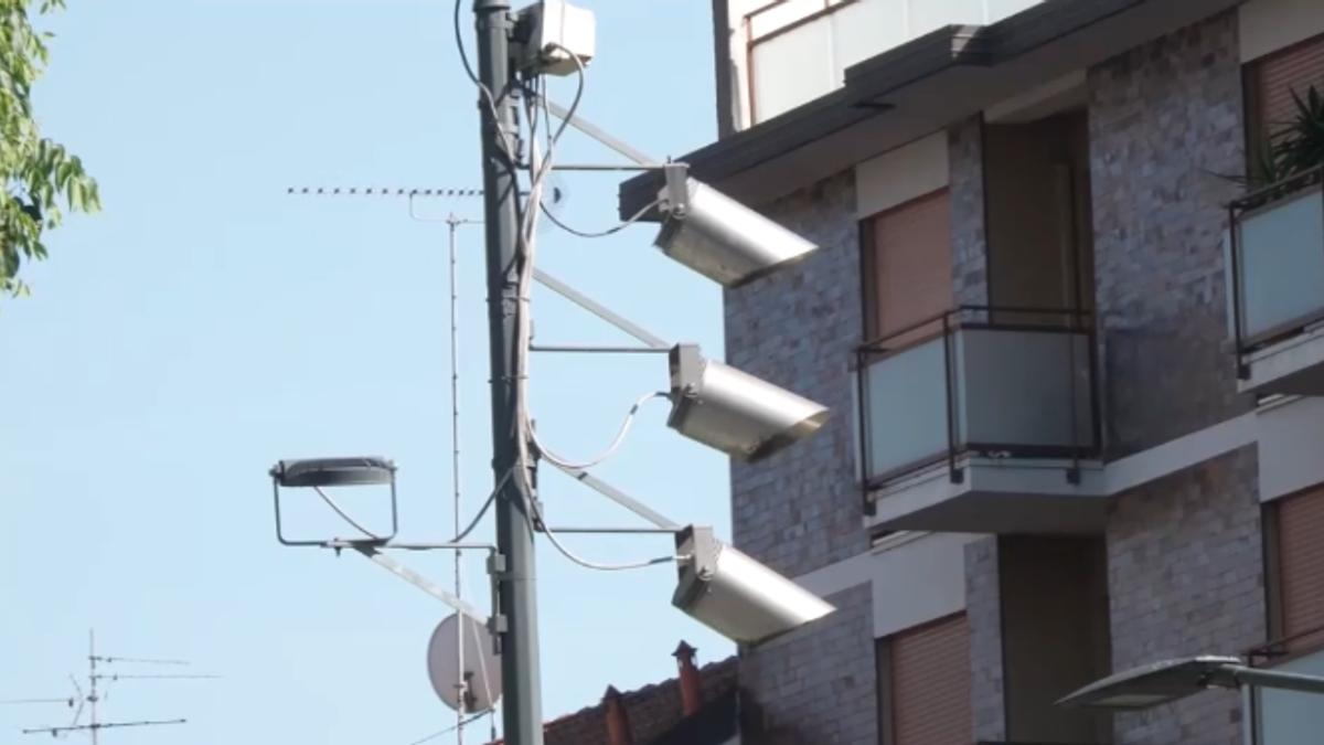 Ztl Isola, i commercianti vanno all'attacco: "Clienti spariti, faremo causa al Comune"