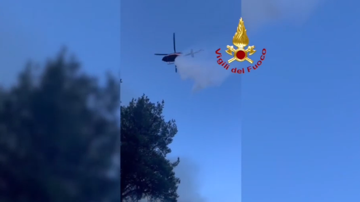 Piemonte, i canadair dei vigili del fuoco in azione contro gli incendi