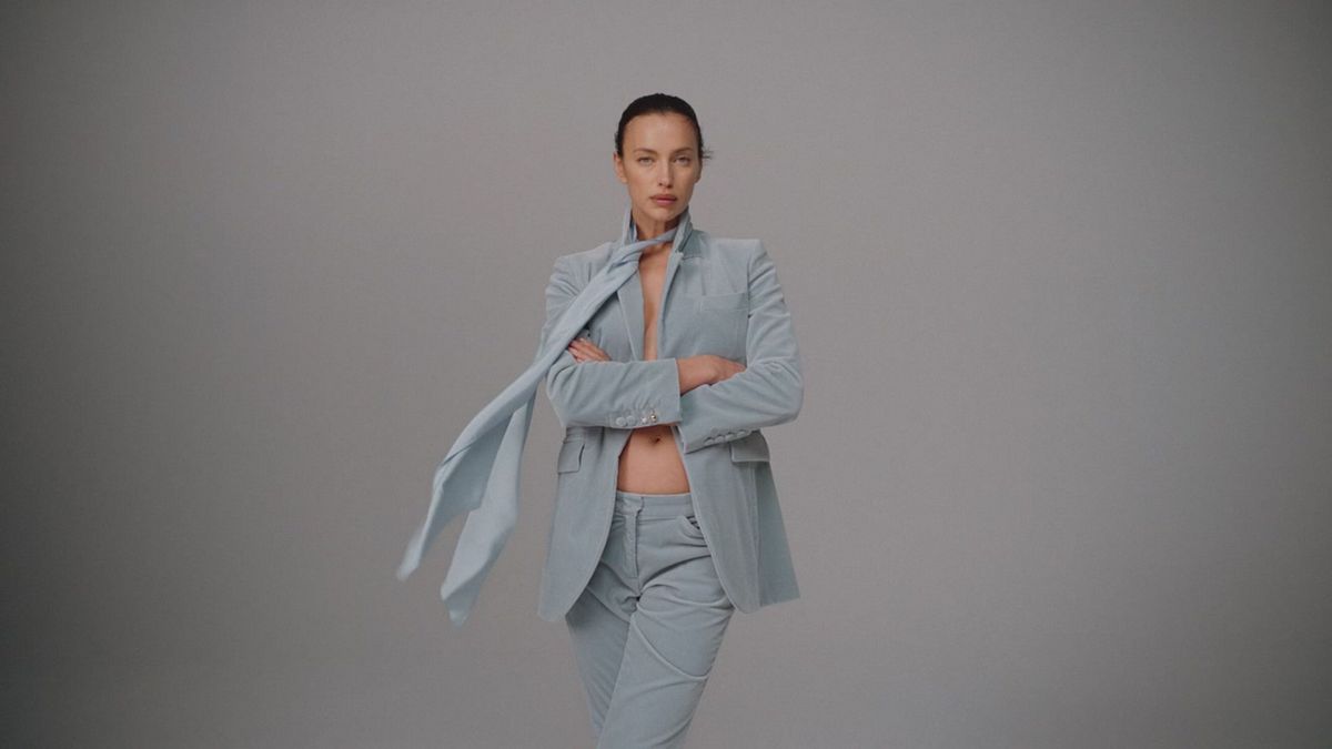 "Ti voglio": Irina Shayk sexy in blazer rilancia il look office