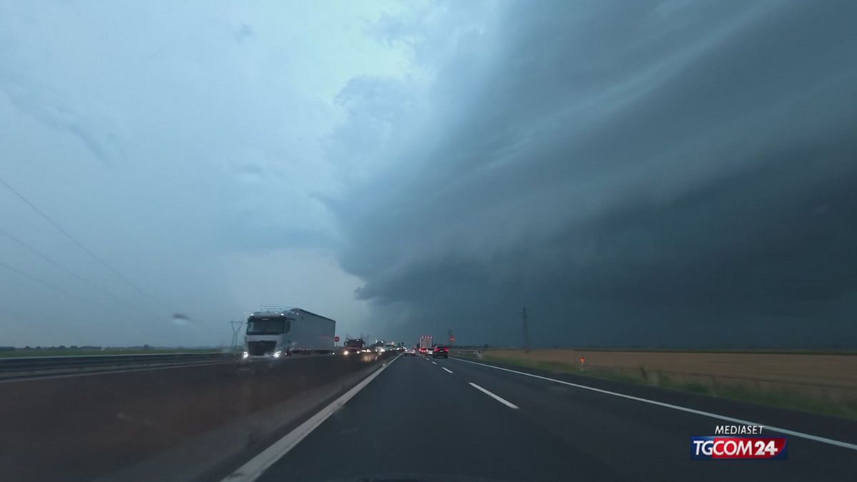 Imponente "shelf cloud" sull'A13: il muro di nubi annuncia il nubifragio
