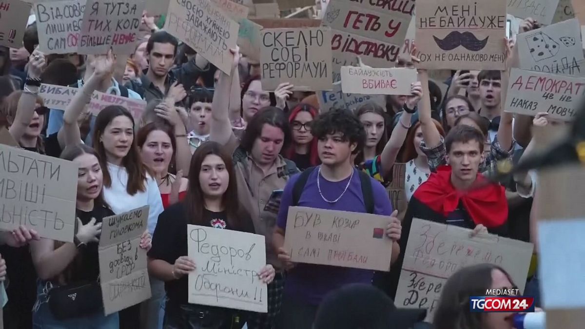 12.01 UCRAINA, PROTESTE E ATTACCHI