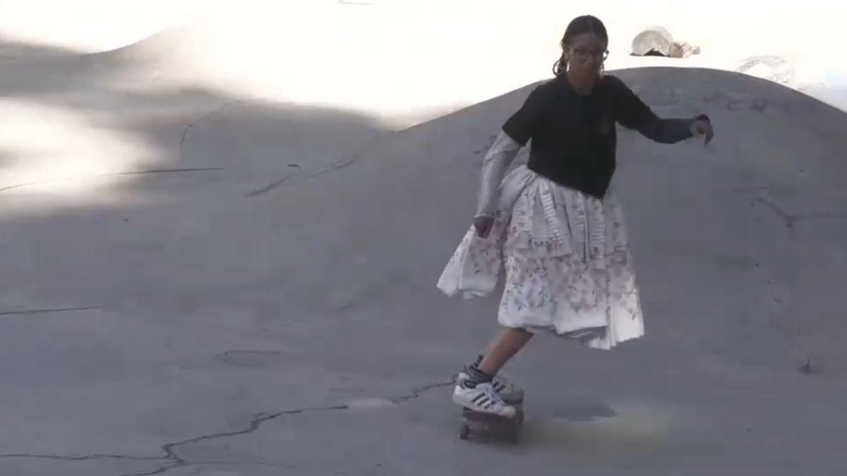 Bolivia, giovani skater in pista con i vestiti della tradizione