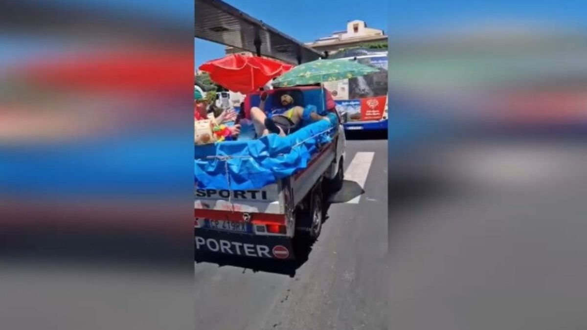 A Palermo l'apecar diventa piscina itinerante: la trovata di un tiktoker