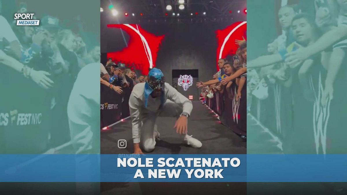 C'è una nuova stella nel wrestling: l'ingresso show di Djokovic