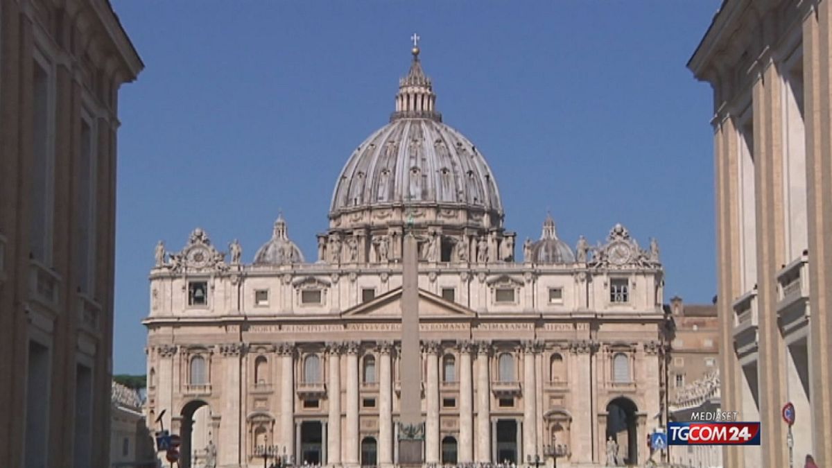 Un uomo entra nella Basilica di San Pietro e urina sull'altare