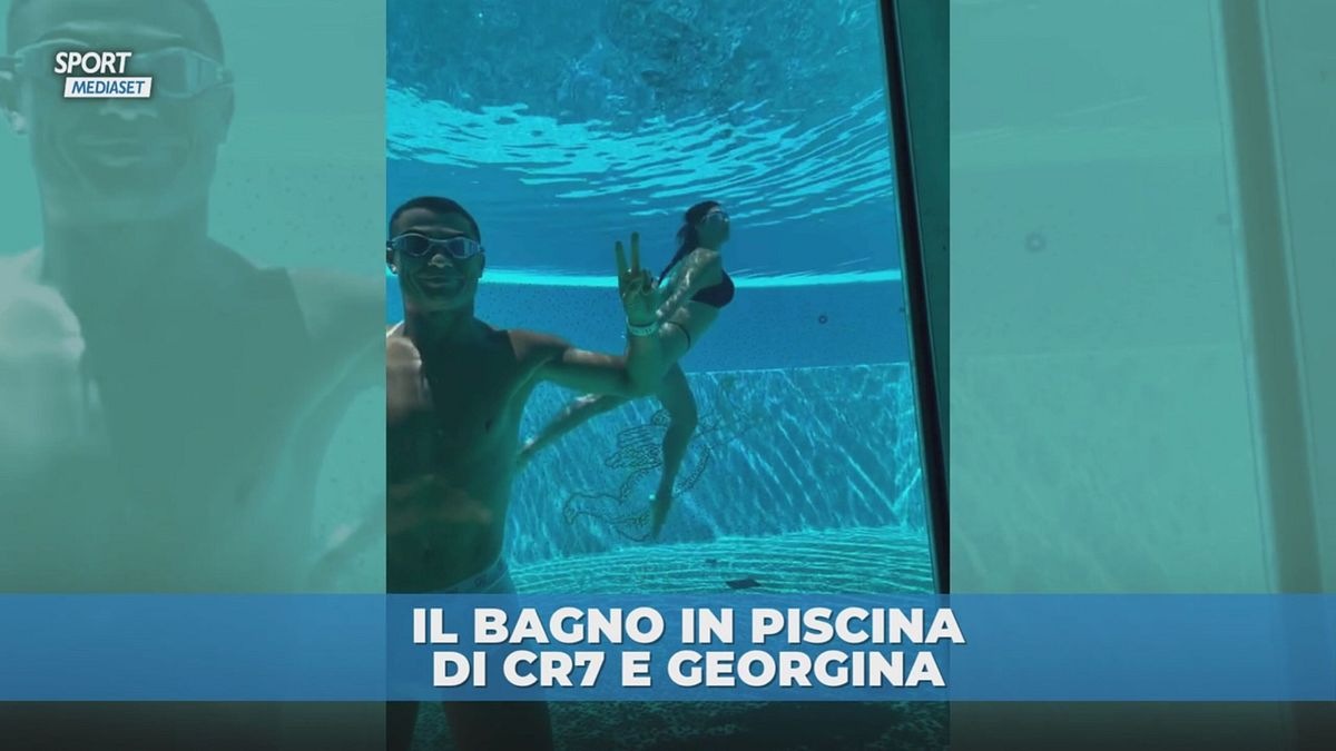 Cristiano Ronaldo: relax in piscina con Georgina dopo il Mondiale