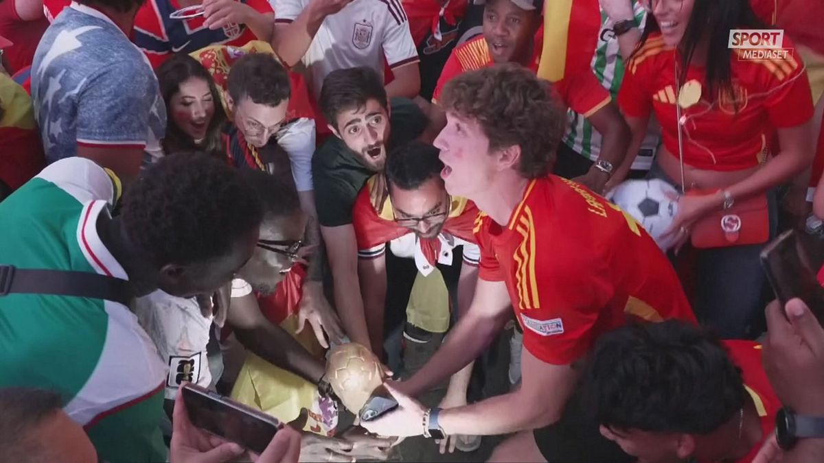 CLIP FESTA TIFOSI SPAGNOLI A TIMES SQUARE PER SITO 20/7 SRV