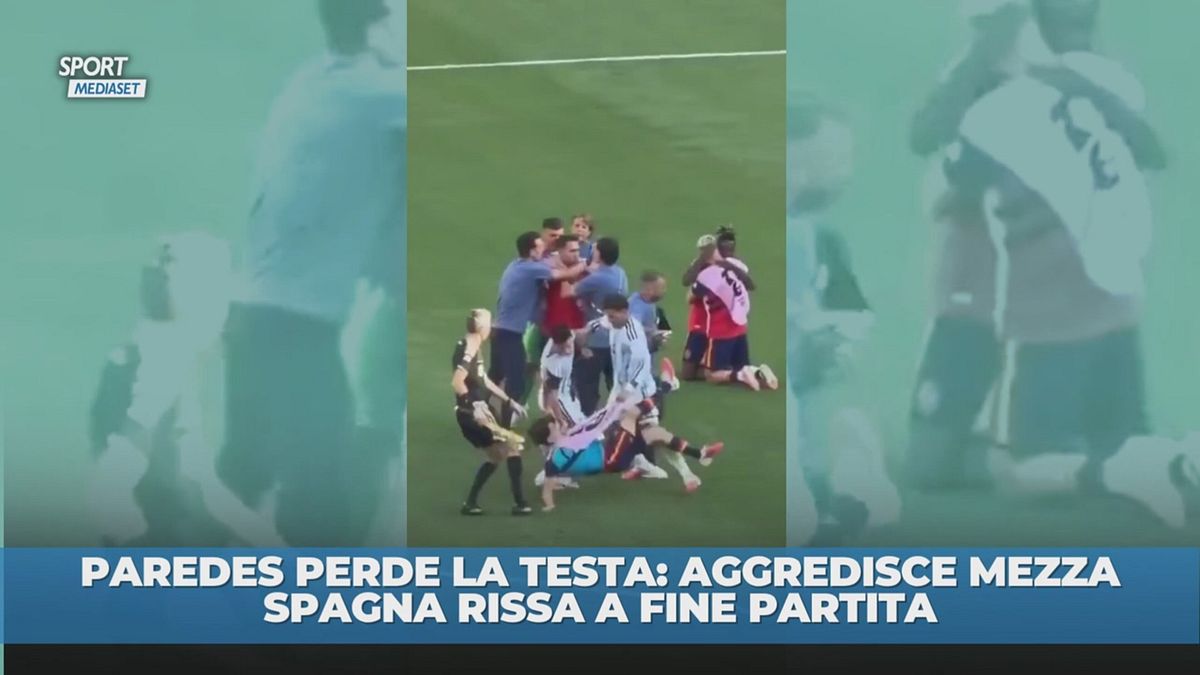 Paredes perde la testa: aggredisce mezza Spagna dopo il fischio finale