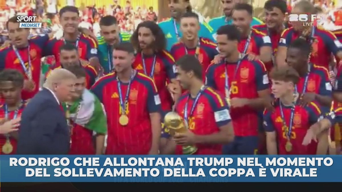 Imbarazzo Trump, Rodri lo "sposta" al momento di alzare la Coppa