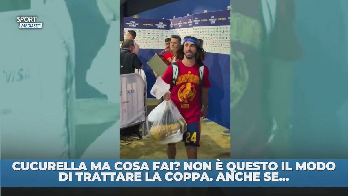 Cucurella e la Coppa in una busta di plastica