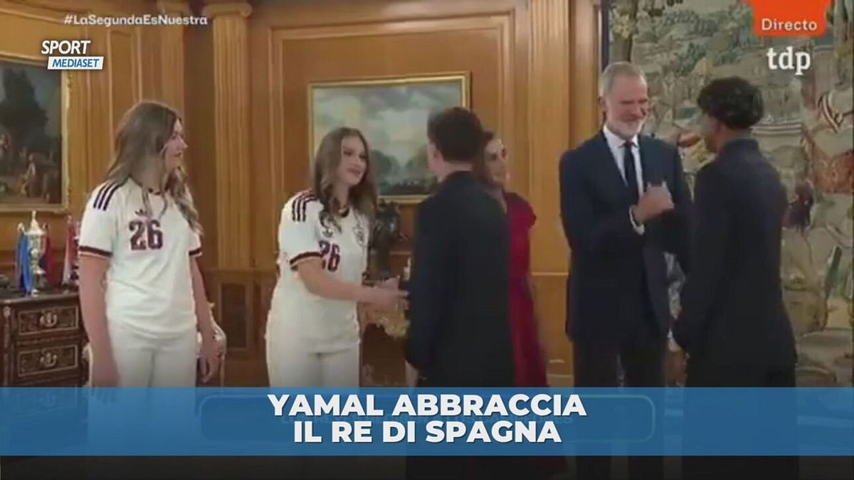 Yamal abbraccia il Re di Spagna