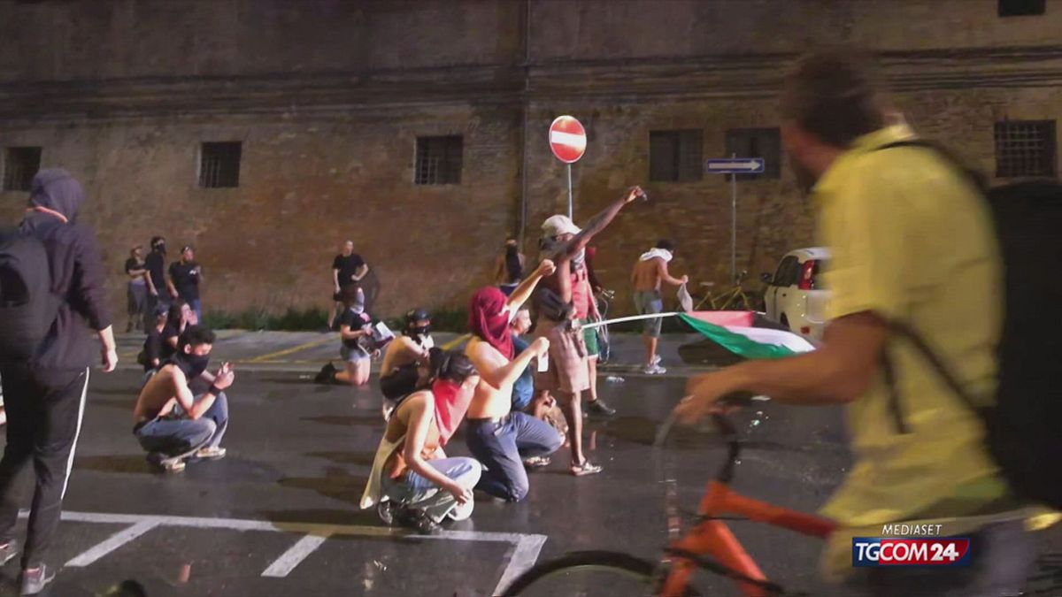 manifestante bandiera per sito SRV