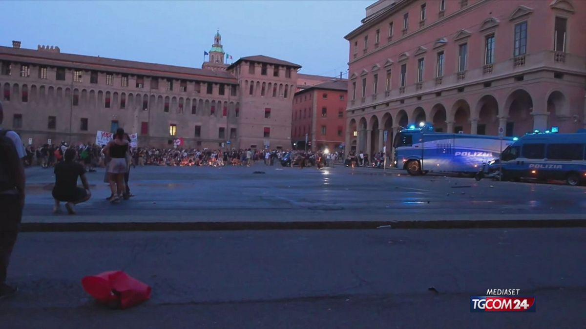 manifestanti in ginocchio a bologna per sito SRV