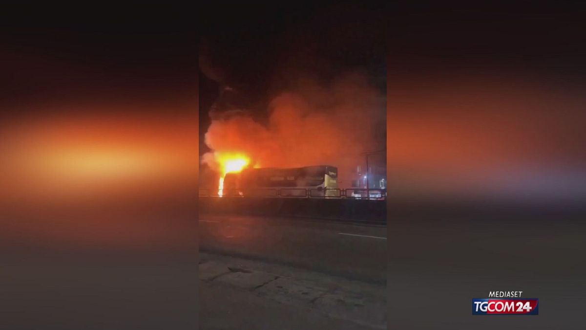 Vietnam, autobus in fiamme: sette morti e cinque feriti