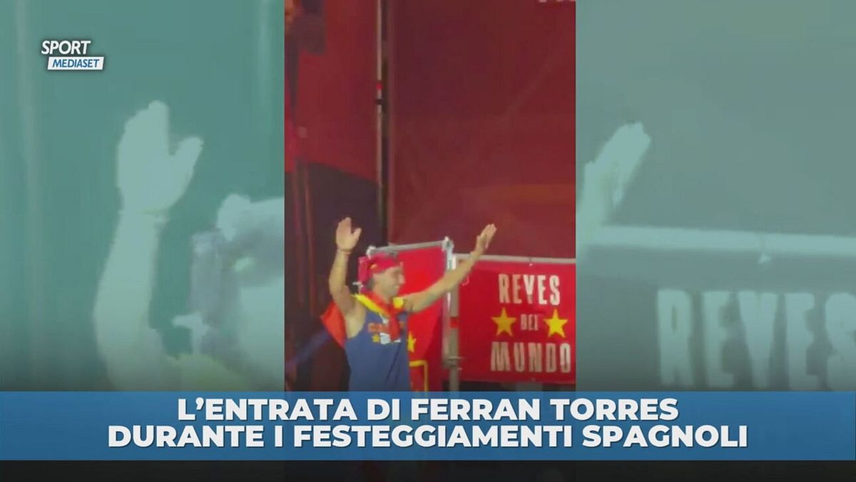 L'entrata di Ferran Torres durante i festeggiamenti spagnoli