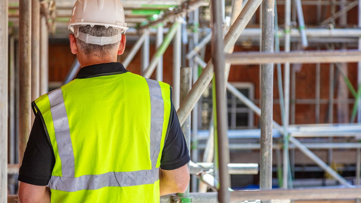 operaio cantiere spalle