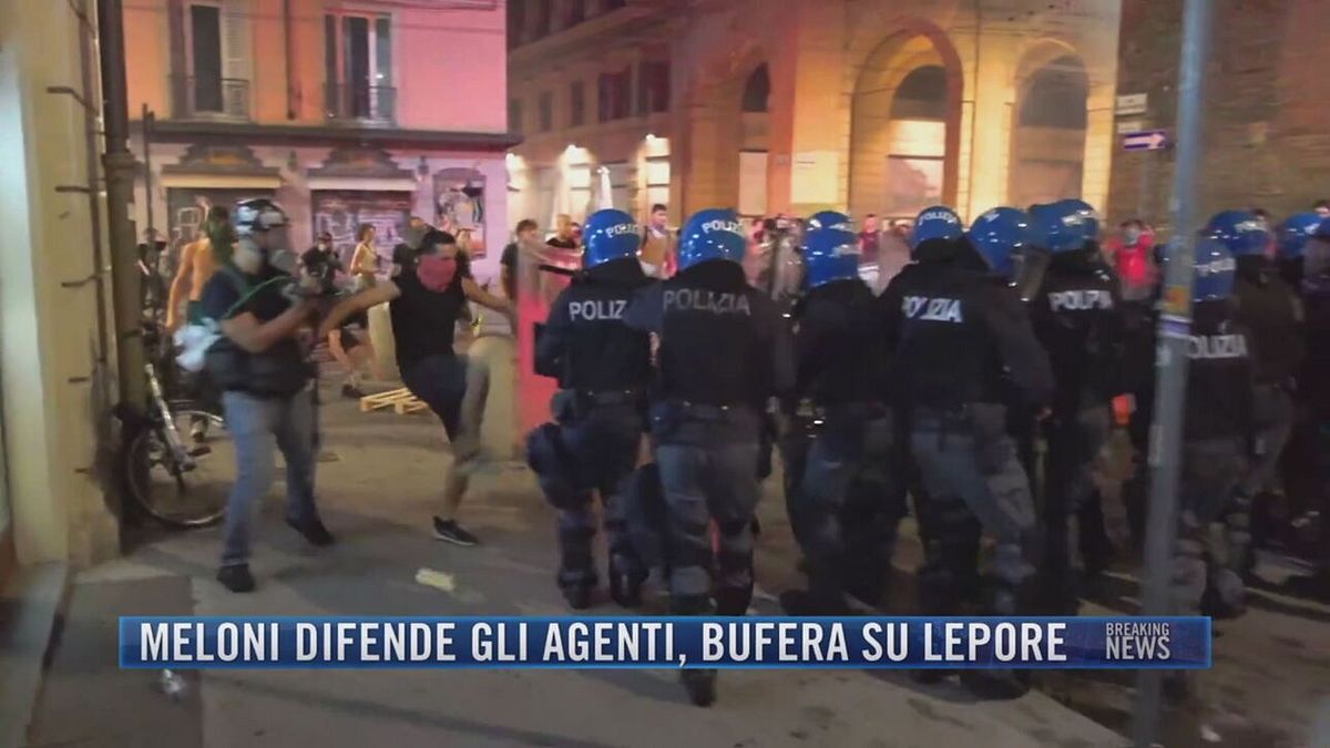 Breaking News delle 21.30 | Meloni difende gli agenti, bufera su Lepore