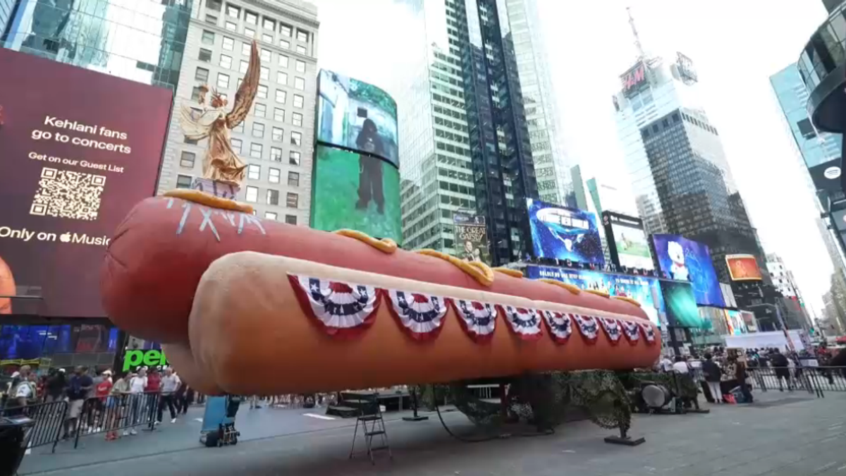 A Times Square spunta... una scultura a forma di hot dog gigante