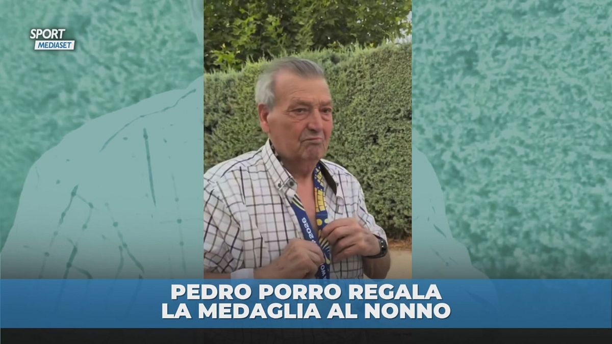 Che regalo di Pedro Porro al nonno!