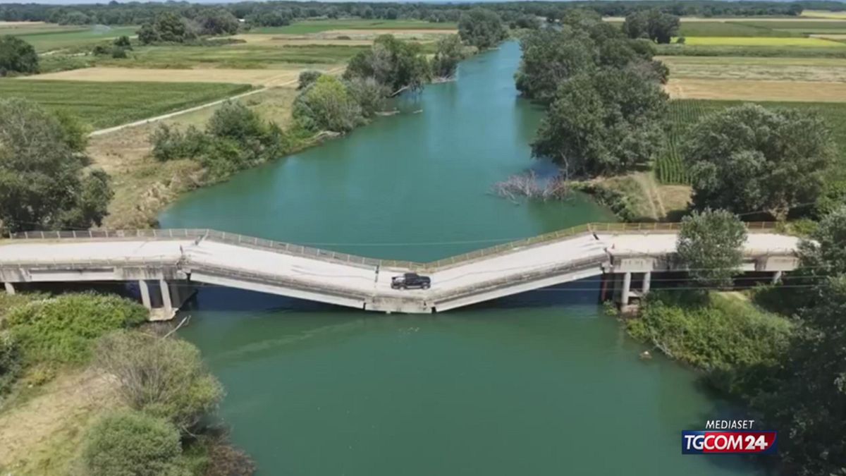 Grecia, le auto continuano a circolare su un ponte crollato e pericolante