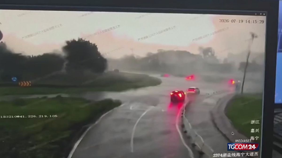 Cina, un tornado solleva in aria una macchina in autostrada