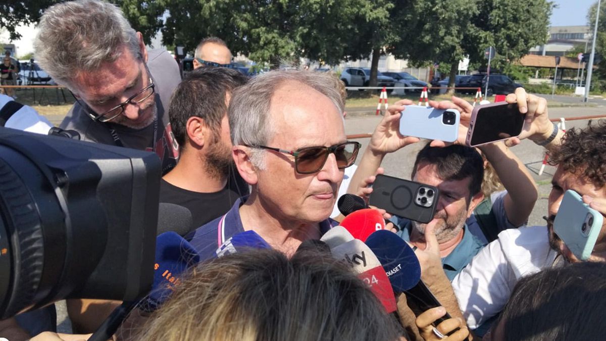 mario roggero davanti carcere bollate