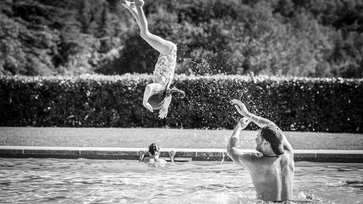 Harry gioca in piscina con i figli