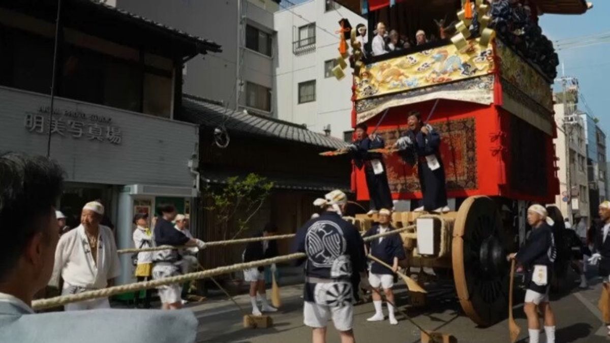 Carri e sfilate in costume, le immagini del festival in Giappone