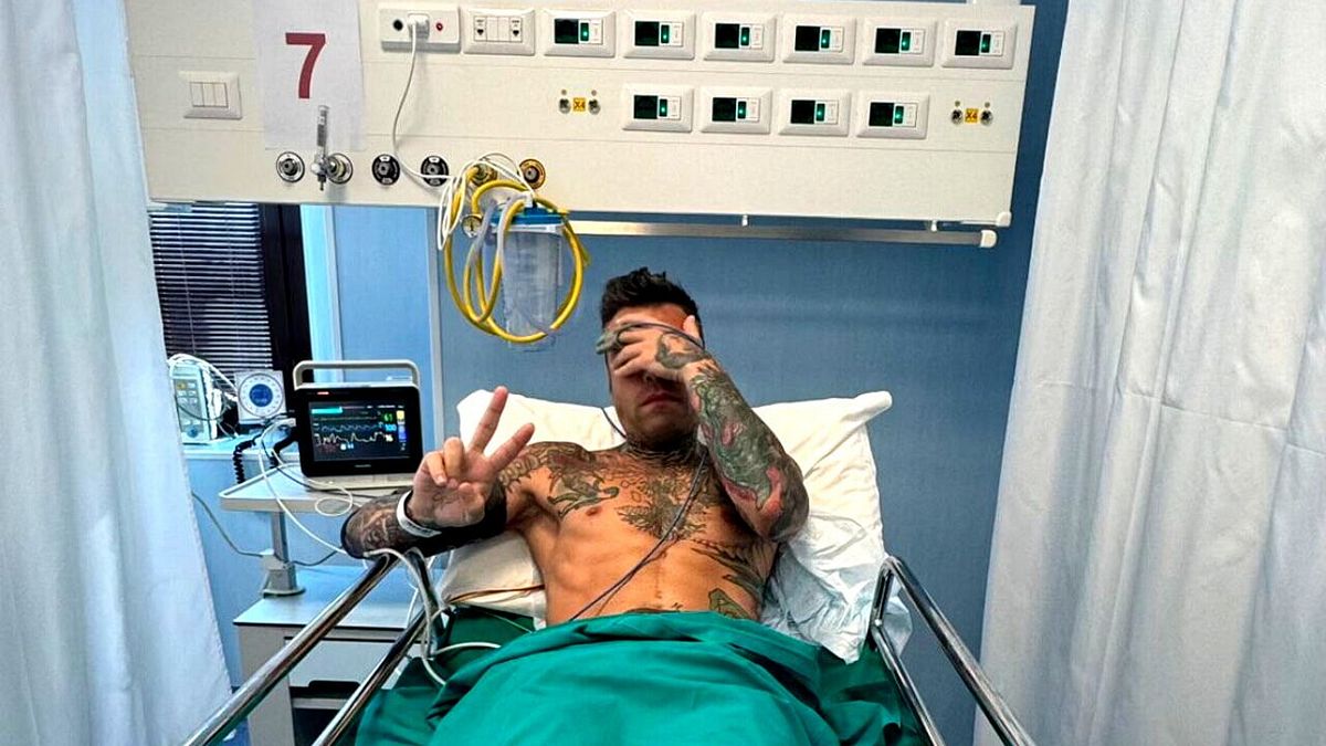 Fedez durante uno dei passati ricoveri in ospedale