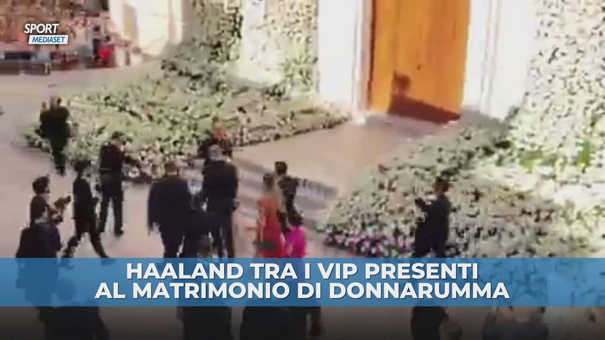 Haaland al matrimonio di Donnarumma: acclamato fuori dalla chiesa
