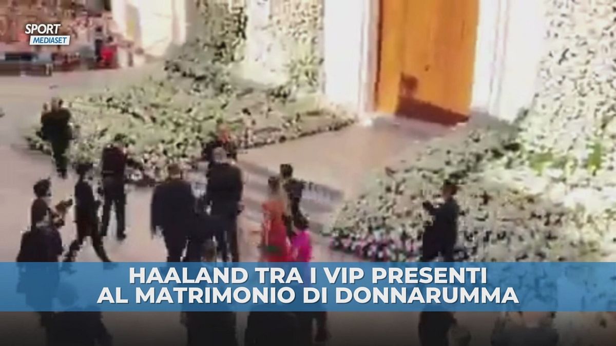 Haaland al matrimonio di Donnarumma: acclamato fuori dalla chiesa
