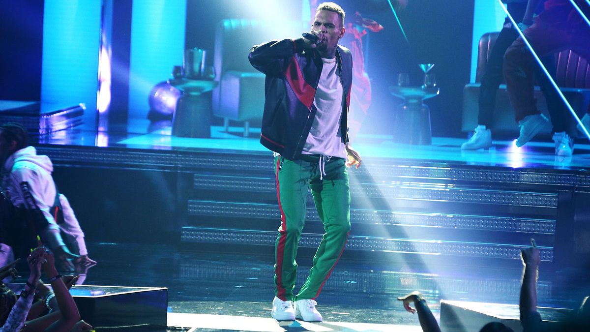 Chris Brown durante la sua performance con Gucci Mane. La collaborazione con lo stesso rapper di Atlanta e con Usher (che ha dato vita a "Party") gli è valso il "Best Collaboration".