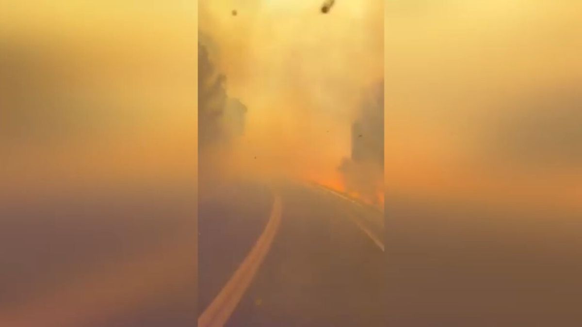 Camion dei pompieri attraversa le fiamme