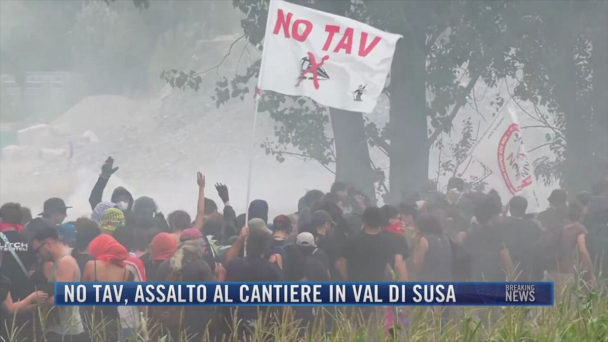 Breaking News delle 21.30 | No Tav, assalto al cantiere in Val di Susa