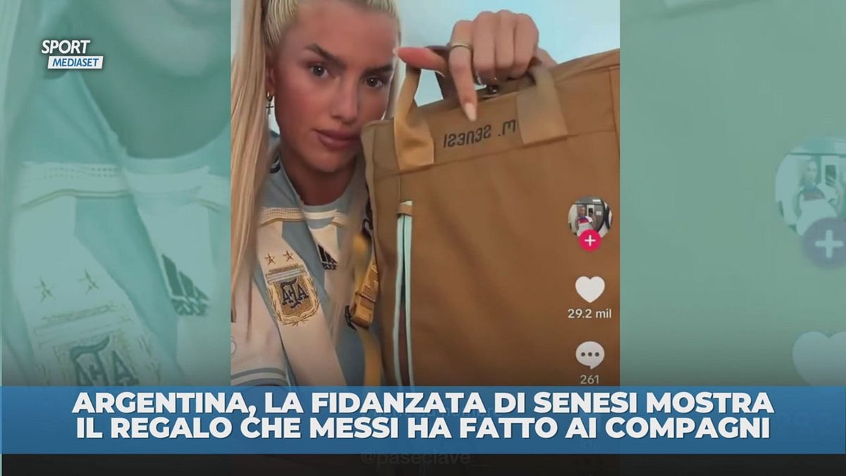 La fidanzata di Senesi presenta i regali di Messi ai suoi compagni