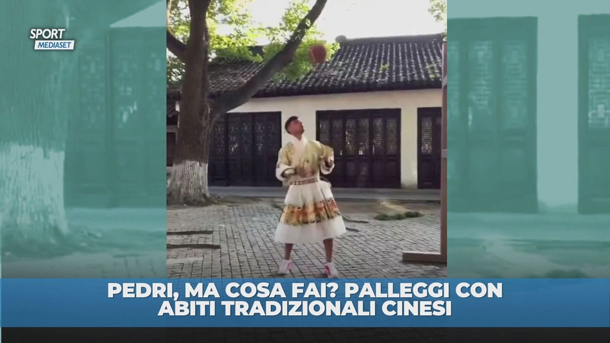 Pedri, look da guerriero cinese per palleggi super