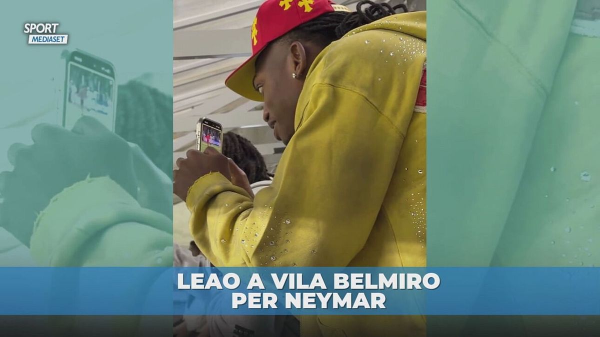 Leao ospite illustre del Santos: esulta al gol dell'idolo Neymar