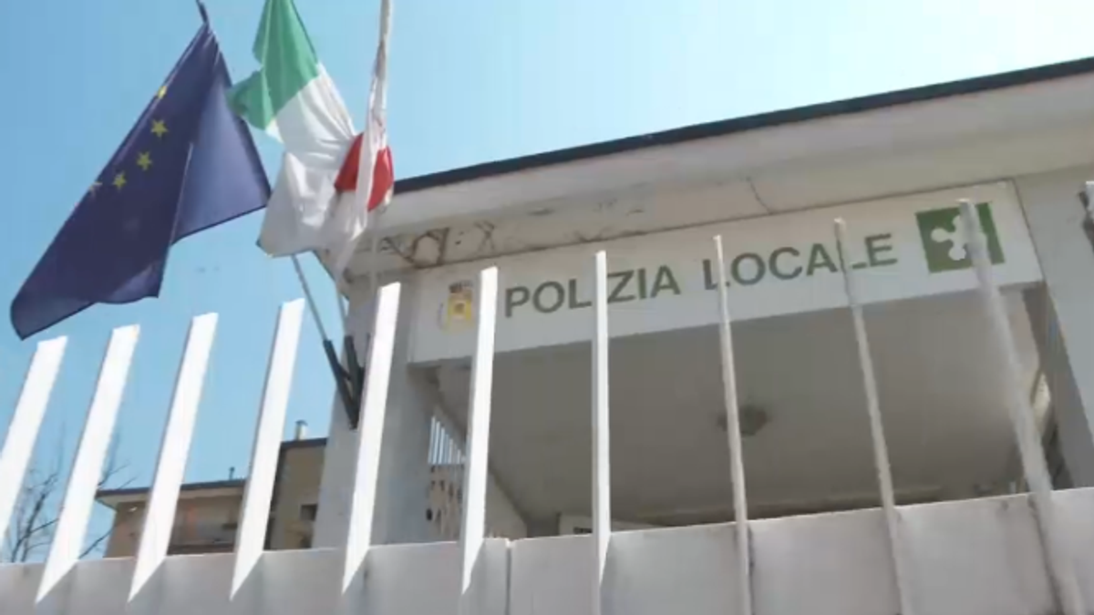 Cornaredo, in due rubano un'auto e speronano la volante della polizia: liberi dopo poche ore