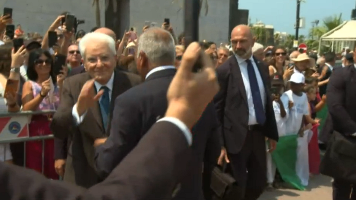 Mattarella a Pantelleria: bambini lo accolgono sventolando il tricolore