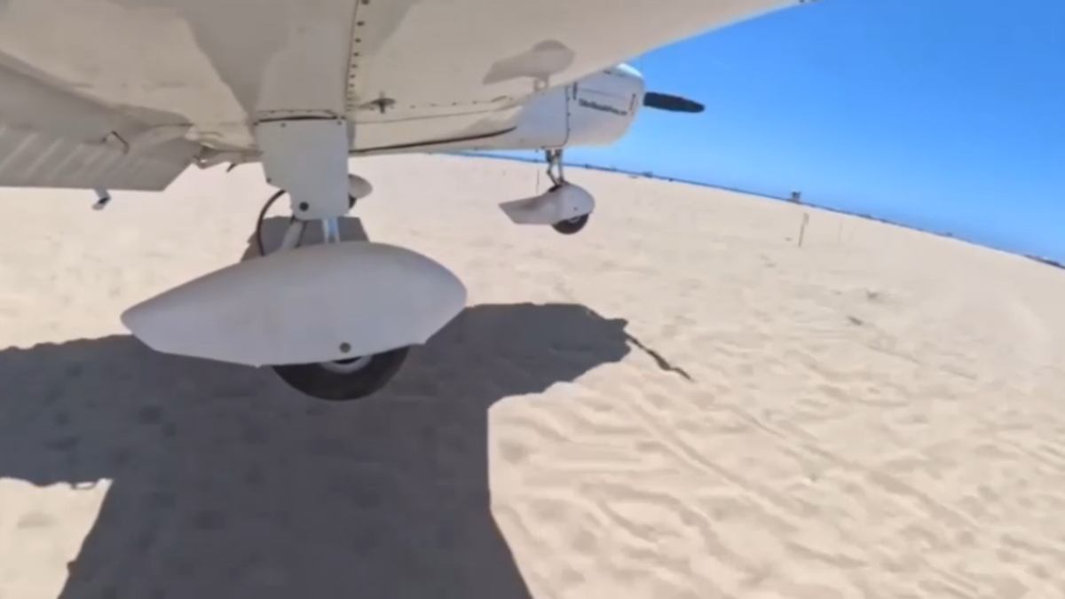 L'aereo ha un guasto al motore... il pilota atterra sulla spiaggia tra i bagnanti