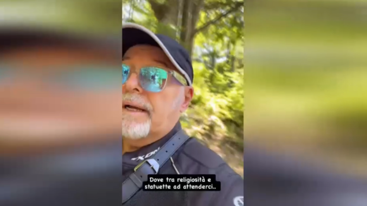 Vasco Rossi in gita in moto nell'Appennino modenese con alcuni amici