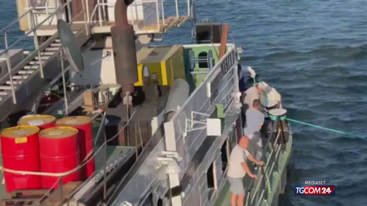 Nave da crociera si incaglia sul Danubio, 240 persone senza cibo né acqua per ore | Video