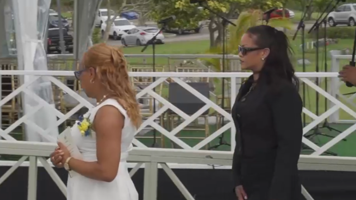 Rihanna al funerale della leggenda del cricket Garfield Sobers