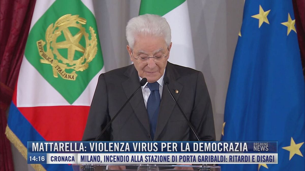 Breaking News delle 14.00 | Mattarella: violenza virus per la democrazia