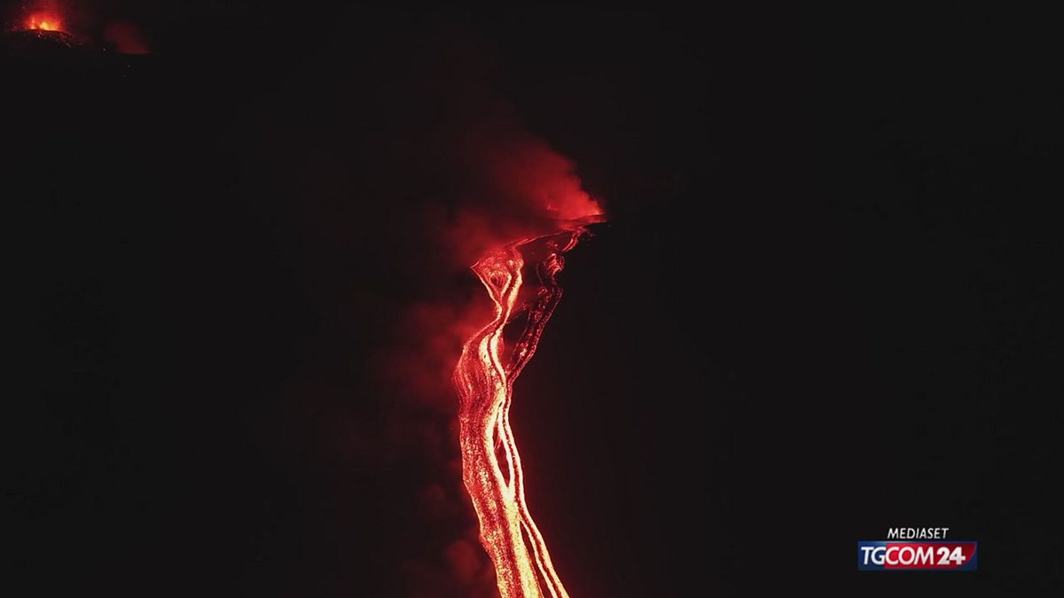 La colata lavica dell'Etna raggiunge quota 1.700 metri