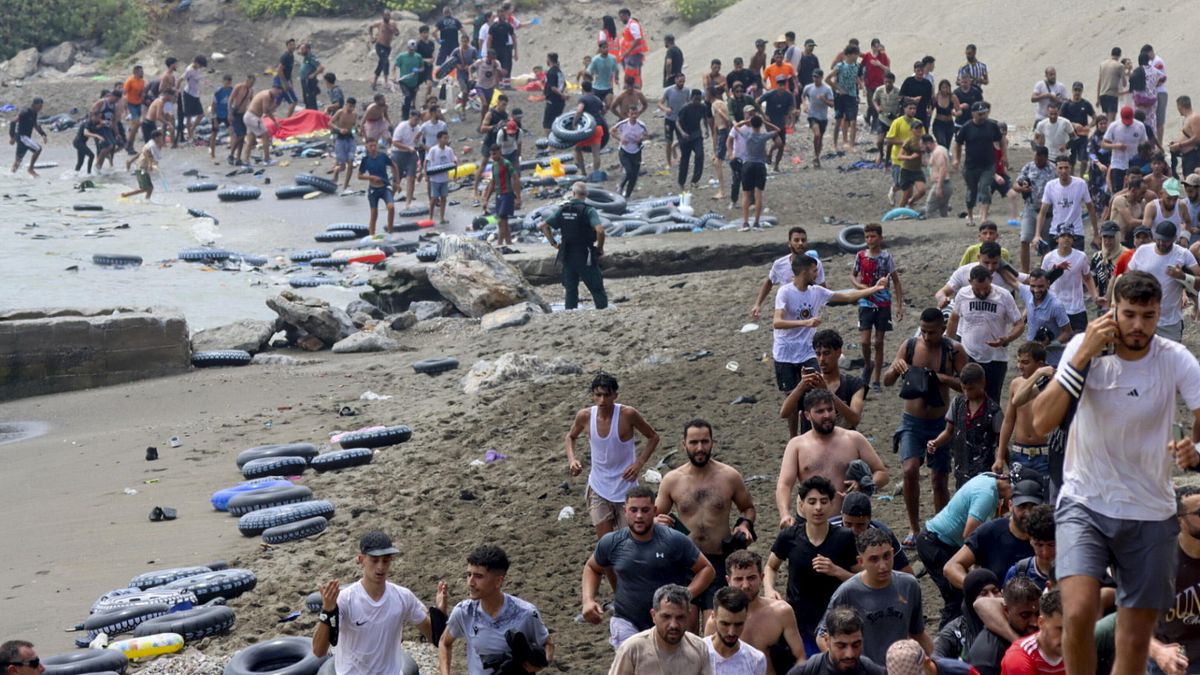  Alcuni migranti raggiungono il territorio spagnolo dopo aver nuotato dal Marocco a Ceuta